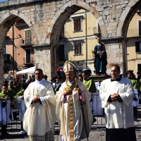 Foto Nicoloro G. 20/04/2014   Sulmona (AQ)  Nel giorno di Pasqua si è svolta la secolare manifestazione \" La Madonna che scappa in piazza \", rievocazione dell\' incontro tra la Madonna madre e il figlio Gesù risorto. Organizzata dalla Confraternita di S. Maria di Loreto è un misto di devozione religiosa e riti propiziatori. Saranno S. Giovanni e S. Pietro ad annunciare alla Madonna, chiusa nella chiesa di S. Filippo Neri, la Resurrezione di Gesù. Dopo alcuni attimi di incredulità la Madonna vede finalmente il figlio risorto e allora gli corre incontro abbandonando il manto nero da lutto che vestiva. nella foto il vescovo di Sulmona e Valva Angelo Spina che ha officiato la messa in piazza.