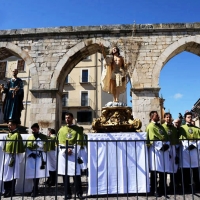 Foto Nicoloro G. 20/04/2014   Sulmona (AQ)  Nel giorno di Pasqua si è svolta la secolare manifestazione \" La Madonna che scappa in piazza \", rievocazione dell\' incontro tra la Madonna madre e il figlio Gesù risorto. Organizzata dalla Confraternita di S. Maria di Loreto è un misto di devozione religiosa e riti propiziatori. Saranno S. Giovanni e S. Pietro ad annunciare alla Madonna, chiusa nella chiesa di S. Filippo Neri, la Resurrezione di Gesù. Dopo alcuni attimi di incredulità la Madonna vede finalmente il figlio risorto e allora gli corre incontro abbandonando il manto nero da lutto che vestiva. nella foto alcuni adepti della Confraternita di S. Maria di Loreto a guardia delle statue di Cristo risorto, S. Pietro e S. Giovanni.