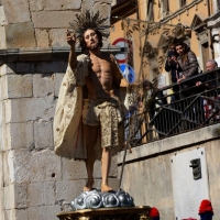 Foto Nicoloro G. 20/04/2014   Sulmona (AQ)  Nel giorno di Pasqua si è svolta la secolare manifestazione \" La Madonna che scappa in piazza \", rievocazione dell\' incontro tra la Madonna madre e il figlio Gesù risorto. Organizzata dalla Confraternita di S. Maria di Loreto è un misto di devozione religiosa e riti propiziatori. Saranno S. Giovanni e S. Pietro ad annunciare alla Madonna, chiusa nella chiesa di S. Filippo Neri, la Resurrezione di Gesù. Dopo alcuni attimi di incredulità la Madonna vede finalmente il figlio risorto e allora gli corre incontro abbandonando il manto nero da lutto che vestiva. nella foto la statua di Gesù risorto.