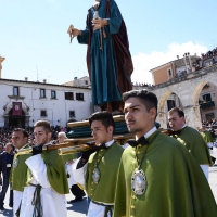 Foto Nicoloro G. 20/04/2014   Sulmona (AQ)  Nel giorno di Pasqua si è svolta la secolare manifestazione \" La Madonna che scappa in piazza \", rievocazione dell\' incontro tra la Madonna madre e il figlio Gesù risorto. Organizzata dalla Confraternita di S. Maria di Loreto è un misto di devozione religiosa e riti propiziatori. Saranno S. Giovanni e S. Pietro ad annunciare alla Madonna, chiusa nella chiesa di S. Filippo Neri, la Resurrezione di Gesù. Dopo alcuni attimi di incredulità la Madonna vede finalmente il figlio risorto e allora gli corre incontro abbandonando il manto nero da lutto che vestiva. nella foto anche a S. Pietro il compito di annunciare alla Madonna che Cristo è risorto.