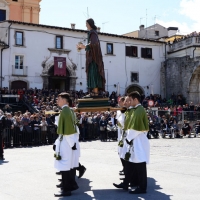Foto Nicoloro G. 20/04/2014   Sulmona (AQ)  Nel giorno di Pasqua si è svolta la secolare manifestazione \" La Madonna che scappa in piazza \", rievocazione dell\' incontro tra la Madonna madre e il figlio Gesù risorto. Organizzata dalla Confraternita di S. Maria di Loreto è un misto di devozione religiosa e riti propiziatori. Saranno S. Giovanni e S. Pietro ad annunciare alla Madonna, chiusa nella chiesa di S. Filippo Neri, la Resurrezione di Gesù. Dopo alcuni attimi di incredulità la Madonna vede finalmente il figlio risorto e allora gli corre incontro abbandonando il manto nero da lutto che vestiva. nella foto a S. Giovanni il compito di annunciare alla Madonna che Cristo è risorto.