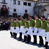 Foto Nicoloro G. 20/04/2014   Sulmona (AQ)  Nel giorno di Pasqua si è svolta la secolare manifestazione \" La Madonna che scappa in piazza \", rievocazione dell\' incontro tra la Madonna madre e il figlio Gesù risorto. Organizzata dalla Confraternita di S. Maria di Loreto è un misto di devozione religiosa e riti propiziatori. Saranno S. Giovanni e S. Pietro ad annunciare alla Madonna, chiusa nella chiesa di S. Filippo Neri, la Resurrezione di Gesù. Dopo alcuni attimi di incredulità la Madonna vede finalmente il figlio risorto e allora gli corre incontro abbandonando il manto nero da lutto che vestiva. nella foto gli adepti della Confraternita di S. Maria di Loreto sorteggiati per trasportare di corsa la statua della Madonna incontro a Gesù risorto.