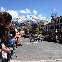 Foto Nicoloro G. 20/04/2014   Sulmona (AQ)  Nel giorno di Pasqua si è svolta la secolare manifestazione \" La Madonna che scappa in piazza \", rievocazione dell\' incontro tra la Madonna madre e il figlio Gesù risorto. Organizzata dalla Confraternita di S. Maria di Loreto è un misto di devozione religiosa e riti propiziatori. Saranno S. Giovanni e S. Pietro ad annunciare alla Madonna, chiusa nella chiesa di S. Filippo Neri, la Resurrezione di Gesù. Dopo alcuni attimi di incredulità la Madonna vede finalmente il figlio risorto e allora gli corre incontro abbandonando il manto nero da lutto che vestiva. nella foto la Madonna corre verso Gesù risorto tra due ali di folla di fedeli e di turisti.