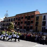 Foto Nicoloro G. 20/04/2014   Sulmona (AQ)  Nel giorno di Pasqua si è svolta la secolare manifestazione \" La Madonna che scappa in piazza \", rievocazione dell\' incontro tra la Madonna madre e il figlio Gesù risorto. Organizzata dalla Confraternita di S. Maria di Loreto è un misto di devozione religiosa e riti propiziatori. Saranno S. Giovanni e S. Pietro ad annunciare alla Madonna, chiusa nella chiesa di S. Filippo Neri, la Resurrezione di Gesù. Dopo alcuni attimi di incredulità la Madonna vede finalmente il figlio risorto e allora gli corre incontro abbandonando il manto nero da lutto che vestiva. nella foto la Madonna corre verso Gesù risorto.