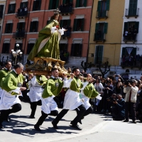 Foto Nicoloro G. 20/04/2014 Sulmona (AQ) Nel giorno di Pasqua si è svolta la secolare manifestazione " La Madonna che scappa in piazza ", rievocazione dell' incontro tra la Madonna madre e il figlio Gesù risorto. Organizzata dalla Confraternita di S. Maria di Loreto è un misto di devozione religiosa e riti propiziatori. Saranno S. Giovanni e S. Pietro ad annunciare alla Madonna, chiusa nella chiesa di S. Filippo Neri, la Resurrezione di Gesù. Dopo alcuni attimi di incredulità la Madonna vede finalmente il figlio risorto e allora gli corre incontro abbandonando il manto nero da lutto che vestiva. nella foto la Madonna corre verso Gesù risorto.