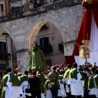 Foto Nicoloro G. 20/04/2014   Sulmona (AQ)  Nel giorno di Pasqua si è svolta la secolare manifestazione \" La Madonna che scappa in piazza \", rievocazione dell\' incontro tra la Madonna madre e il figlio Gesù risorto. Organizzata dalla Confraternita di S. Maria di Loreto è un misto di devozione religiosa e riti propiziatori. Saranno S. Giovanni e S. Pietro ad annunciare alla Madonna, chiusa nella chiesa di S. Filippo Neri, la Resurrezione di Gesù. Dopo alcuni attimi di incredulità la Madonna vede finalmente il figlio risorto e allora gli corre incontro abbandonando il manto nero da lutto che vestiva. nella foto la Madonna arriva di corsa al cospetto di Gesù risorto.