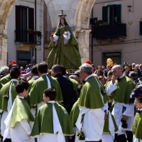 Foto Nicoloro G. 20/04/2014   Sulmona (AQ)  Nel giorno di Pasqua si è svolta la secolare manifestazione " La Madonna che scappa in piazza ", rievocazione dell' incontro tra la Madonna madre e il figlio Gesù risorto. Organizzata dalla Confraternita di S. Maria di Loreto è un misto di devozione religiosa e riti propiziatori. Saranno S. Giovanni e S. Pietro ad annunciare alla Madonna, chiusa nella chiesa di S. Filippo Neri, la Resurrezione di Gesù. Dopo alcuni attimi di incredulità la Madonna vede finalmente il figlio risorto e allora gli corre incontro abbandonando il manto nero da lutto che vestiva. nella foto la Madonna dopo aver incontrato Gesù risorto viene portata in processione per le vie della città.