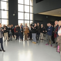 Foto Nicoloro G. 20/11/2011 Milano In occasione della domenica senza auto Musei aperti e testimonial d’ eccezione ad intrattenere il pubblico. Al Museo del ’900 interviene l’ attrice Lella Costa. nella foto Lella Costa e il pubblico dei visitatori del museo