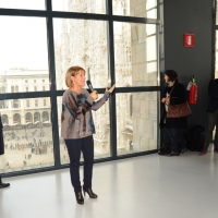 Foto Nicoloro G. 20/11/2011 Milano In occasione della domenica senza auto Musei aperti e testimonial d’ eccezione ad intrattenere il pubblico. Al Museo del ’900 interviene l’ attrice Lella Costa. nella foto Lella Costa ed alcuni visitatori