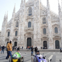 Foto Nicoloro G. 20/11/2011 Milano Domenica senza auto escluse quelle elettriche e in molti hanno raggiunto il centro citta’ a piedi, in bicicletta o con altri mezzi leciti. nella foto Auto a pedali in Piazza del Duomo