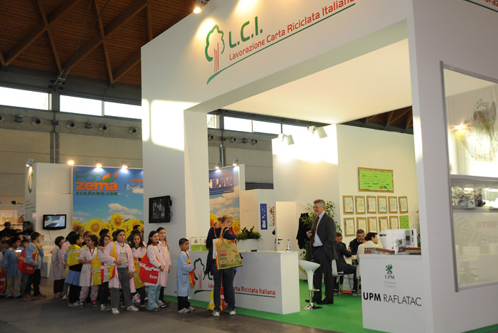 Foto Nicoloro G. 07/11/2012 Rimini Sedicesima edizione di Ecomondo, Stati Generali della Green Economy, ovvero Fiera Internazionale del recupero di Materia ed Energia e dello Sviluppo Sostenibile. nella foto Lo stand LCI e una scolaresca in visita