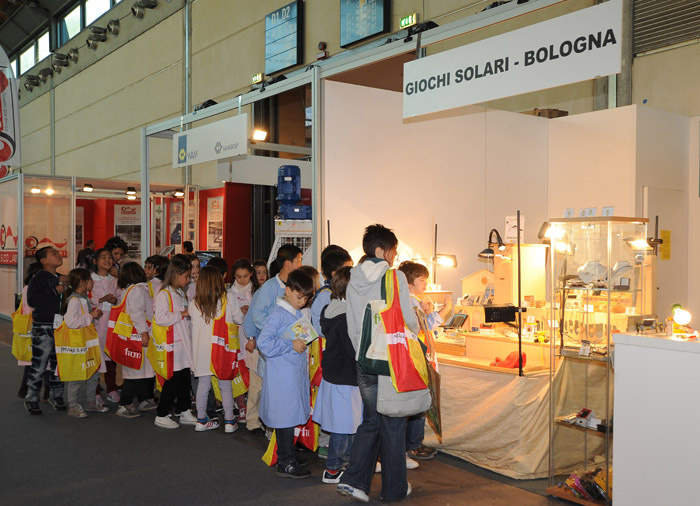 Foto Nicoloro G. 07/11/2012 Rimini Sedicesima edizione di Ecomondo, Stati Generali della Green Economy, ovvero Fiera Internazionale del recupero di Materia ed Energia e dello Sviluppo Sostenibile. nella foto Uno stand ed una scolaresca in visita