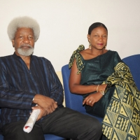 Foto Nicoloro G. 2010/07/16 Milano Al Teatro Dal Verme Undicesima edizione di " La Milanesiana ", che ha per tema " Il paradosso ". Nona serata della rassegna di musica e letteratura. nella foto Wole Soyinka con la moglie