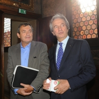 Foto Nicoloro G. 08/10/2011 Bologna Undicesima edizione della manifestazione ” Ad alta voce. Voci che leggono citta’ che ascoltano ” che quest’ anno si unisce alle celebrazioni per i 150 anni dell’ Unita’ d’Italia e quindi raccontera’ il nostro Paese con i suoi sentimenti e ricordi e speranze per il futuro. Dopo Venezia la manifestazione approda a Bologna aprendo al pubblico, con le sue lettura, luoghi prestigiosi o inusuali alla letteratura. nella foto Oliviero Beha – Bruno Filetti