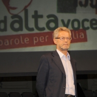 Foto Nicoloro G. 08/10/2011 Bologna Undicesima edizione della manifestazione ” Ad alta voce. Voci che leggono citta’ che ascoltano ” che quest’ anno si unisce alle celebrazioni per i 150 anni dell’ Unita’ d’Italia e quindi raccontera’ il nostro Paese con i suoi sentimenti e ricordi e speranze per il futuro. Dopo Venezia la manifestazione approda a Bologna aprendo al pubblico, con le sue lettura, luoghi prestigiosi o inusuali alla letteratura. nella foto In video Roberto Grandi