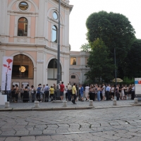 Foto Nicoloro G. 02/07/2012 Milano Serata di prologo alla tredicesima edizione de ” La Milanesiana ” che quest’ anno ha per titolo ” L’ imperfezione “. La manifestazione di letteratura, musica, cinema, scienza, arte, filosofia e teatro e’ ideata e diretta da Elisabetta Sgarbi. nella foto La lunga coda all'ingresso del teatro Dal Verme
