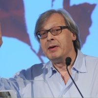 Foto Nicoloro G. 08/07/2012 Milano Continua lo svolgimento de ” La Milanesiana ” ideata e diretta da Elisabetta Sgarbi. La manifestazione, sempre sul tema dell’ imperfezione, si apre a un viaggio in Italia e tocca la Calabria attraverso le testimonianze di alcuni suoi figli illustri e di personaggi che la conoscono bene. nella foto Vittorio Sgarbi