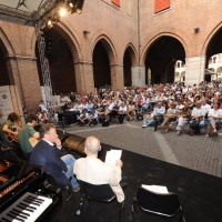 Foto Nicoloro G. 01-02-03/06/2012 Cremona Edizione 2012, la terza, del Festival ” Le Corde dell’ Anima “, una tre giorni caratterizzata da un intreccio di letteratura e musica tra incontri, concerti, laboratori, letture e spettacoli. Protagonisti sono scrittori, musicisti, giornalisti e poeti. nella foto Il pubblico nel Cortile Federico II