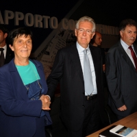 Foto Nicoloro G. 19/08/2012 Rimini Trentatreesima edizione del Meeting di Rimini, organizzato da Comunione e Liberazione, dal titolo ” La natura dell’ uomo e’ rapporto con l’ infinito “. nella foto Emilia Guarnieri – Mario Monti – Giorgio Vittadini