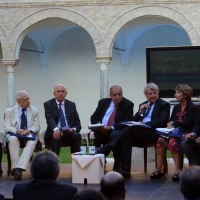 Foto Nicoloro G. 05/09/2013 Ravenna Seconda serata della terza edizione di " Dante 2021 ", un percorso di eventi, nato dalla collaborazione della Fondazione Cassa di Risparmio di Ravenna e dall' Accademia della Crusca, che va verso la celebrazione del VII centenario della morte del Sommo Poeta, che cade appunto nel 2021. Il titolo di questa edizione è " Di quella umile Italia ". nella foto  Il dibattito con Paolo Attivissimo – Francesco Sabatini – Antonio Patuelli – Il giornalista moderatore – Luigi Federico Signorini – Nicoletta Maraschio – Massimo Bernardini