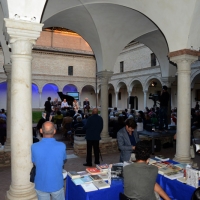 Foto Nicoloro G. 05/09/2013 Ravenna Seconda serata della terza edizione di " Dante 2021 ", un percorso di eventi, nato dalla collaborazione della Fondazione Cassa di Risparmio di Ravenna e dall' Accademia della Crusca, che va verso la celebrazione del VII centenario della morte del Sommo Poeta, che cade appunto nel 2021. Il titolo di questa edizione è " Di quella umile Italia ". nella foto I chiostri di San Francesco
