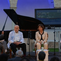 Foto Nicoloro G. 05/09/2013 Ravenna Seconda serata della terza edizione di " Dante 2021 ", un percorso di eventi, nato dalla collaborazione della Fondazione Cassa di Risparmio di Ravenna e dall' Accademia della Crusca, che va verso la celebrazione del VII centenario della morte del Sommo Poeta, che cade appunto nel 2021. Il titolo di questa edizione è " Di quella umile Italia ". nella foto Claudio Marazzini – Alfio Longo – Cristina Acidini – Winfried Wehle