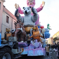 Foto Nicoloro G. 10/02/2013 Cento ( Ferrara ) E' partita l' edizione 2013 del " Cento Carnevale d' Europa " che si svolgerà nei giorni 10 - 17 - 24 febbraio e 3 marzo nonostante il sisma che ha colpito duramente la cittadina di Cento. Il Carnevale di Cento è l' unico ad essere gemellato con lo storico Carnevale di Rio de Janeiro. nella foto Un carro  