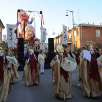 Foto Nicoloro G. 10/02/2013 Cento ( Ferrara ) E' partita l' edizione 2013 del " Cento Carnevale d' Europa " che si svolgerà nei giorni 10 - 17 - 24 febbraio e 3 marzo nonostante il sisma che ha colpito duramente la cittadina di Cento. Il Carnevale di Cento è l' unico ad essere gemellato con lo storico Carnevale di Rio de Janeiro. nella foto Figuranti in costume e un carro sullo sfondo   