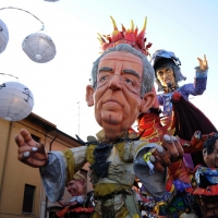 Foto Nicoloro G. 10/02/2013 Cento ( Ferrara ) E' partita l' edizione 2013 del " Cento Carnevale d' Europa " che si svolgerà nei giorni 10 - 17 - 24 febbraio e 3 marzo nonostante il sisma che ha colpito duramente la cittadina di Cento. Il Carnevale di Cento è l' unico ad essere gemellato con lo storico Carnevale di Rio de Janeiro. nella foto il particolare di un carro 