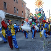 Foto Nicoloro G. 10/02/2013 Cento ( Ferrara ) E' partita l' edizione 2013 del " Cento Carnevale d' Europa " che si svolgerà nei giorni 10 - 17 - 24 febbraio e 3 marzo nonostante il sisma che ha colpito duramente la cittadina di Cento. Il Carnevale di Cento è l' unico ad essere gemellato con lo storico Carnevale di Rio de Janeiro. nella foto Figuranti in costume e un carro sullo sfondo   