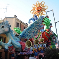 Foto Nicoloro G. 10/02/2013 Cento ( Ferrara ) E' partita l' edizione 2013 del " Cento Carnevale d' Europa " che si svolgerà nei giorni 10 - 17 - 24 febbraio e 3 marzo nonostante il sisma che ha colpito duramente la cittadina di Cento. Il Carnevale di Cento è l' unico ad essere gemellato con lo storico Carnevale di Rio de Janeiro. nella foto il particolare di un carro    