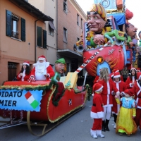 Foto Nicoloro G. 10/02/2013 Cento ( Ferrara ) E' partita l' edizione 2013 del " Cento Carnevale d' Europa " che si svolgerà nei giorni 10 - 17 - 24 febbraio e 3 marzo nonostante il sisma che ha colpito duramente la cittadina di Cento. Il Carnevale di Cento è l' unico ad essere gemellato con lo storico Carnevale di Rio de Janeiro. nella foto Un carro  