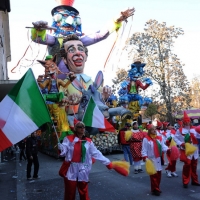 Foto Nicoloro G. 10/02/2013 Cento ( Ferrara ) E' partita l' edizione 2013 del " Cento Carnevale d' Europa " che si svolgerà nei giorni 10 - 17 - 24 febbraio e 3 marzo nonostante il sisma che ha colpito duramente la cittadina di Cento. Il Carnevale di Cento è l' unico ad essere gemellato con lo storico Carnevale di Rio de Janeiro. nella foto Figuranti in costume e un carro sullo sfondo    