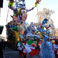 Foto Nicoloro G. 10/02/2013 Cento ( Ferrara ) E' partita l' edizione 2013 del " Cento Carnevale d' Europa " che si svolgerà nei giorni 10 - 17 - 24 febbraio e 3 marzo nonostante il sisma che ha colpito duramente la cittadina di Cento. Il Carnevale di Cento è l' unico ad essere gemellato con lo storico Carnevale di Rio de Janeiro. nella foto Figuranti in costume e un carro sullo sfondo    