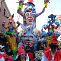 Foto Nicoloro G. 10/02/2013 Cento ( Ferrara ) E' partita l' edizione 2013 del " Cento Carnevale d' Europa " che si svolgerà nei giorni 10 - 17 - 24 febbraio e 3 marzo nonostante il sisma che ha colpito duramente la cittadina di Cento. Il Carnevale di Cento è l' unico ad essere gemellato con lo storico Carnevale di Rio de Janeiro. nella foto Figuranti in costume e un carro sullo sfondo     