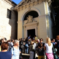 Foto Nicoloro G.  10-11-12/09/2014   Ravenna     Quarta edizione di " Dante 2021 ", manifestazione che tra incontri, dibattiti, spettacoli, musica intende continuare il percorso di avvicinamento al VII centenario della morte de Sommo Poeta. nella foto visitatori alla tomba di Dante.
