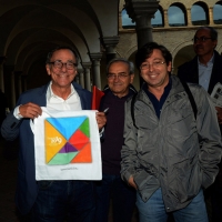 Foto Nicoloro G.  10-11-12/09/2014   Ravenna     Quarta edizione di \" Dante 2021 \", manifestazione che tra incontri, dibattiti, spettacoli, musica intende continuare il percorso di avvicinamento al VII centenario della morte del Sommo Poeta. nella foto il cantautore Roberto Vecchioni, che partecipa ad un dibattito su \" Dante nelle canzoni \", riceve in omaggio la borsa di  \" Ravenna 2019 \", candidata a Capitale Europea della Cultura, dal coordinatore del progetto Alberto Cassani.