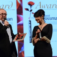 Foto Nicoloro G.  22/06/2015  Milano   Si è aperta ufficialmente la sedicesima edizione de " La Milanesiana ". nella foto lo scrittore David Grossman riceve il " Premio Rosa d' oro della Milanesiana " da Elisabetta Sgarbi.
