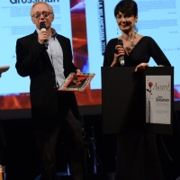 Foto Nicoloro G.  22/06/2015  Milano   Si è aperta ufficialmente la sedicesima edizione de " La Milanesiana ". nella foto lo scrittore David Grossman riceve il " Premio Rosa d' oro della Milanesiana " da Elisabetta Sgarbi.