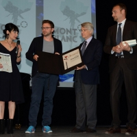 Foto Nicoloro G. 24/06/2015 Milano Terza serata della sedicesima edizione de " La Milanesiana " che ha per titolo " Manie e ossessioni ". nella foto lo scrittore Paolo Giordano riceve il " Premio Montblanc - La Milanesiana " dalle mani di Ferruccio de Bortoli tra Elisabetta Sgarbi e il direttore marketing della Montblanc Marco Ravasi.