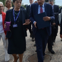Foto Nicoloro G.   24/08/2015    Rimini    Quinta giornata dell' edizione 2015 del Meeting di C.L. dal titolo ' Di che è mancanza questa mancanza, cuore, che a un tratto ne sei pieno ? '. nella foto il ministro Paolo Gentiloni al suo arrivo al Meeting accolto da Emilia Guarnieri, presidente Fondazione Meeting.