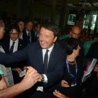 Foto Nicoloro G.   25/08/2015    Rimini    Sesta giornata dell' edizione 2015 del Meeting di C.L. dal titolo ' Di che è mancanza questa mancanza, cuore, che a un tratto ne sei pieno ? '. nella foto il premier Matteo Renzi al suo arrivo al Meeting.
