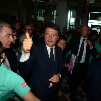 Foto Nicoloro G.   25/08/2015    Rimini    Sesta giornata dell' edizione 2015 del Meeting di C.L. dal titolo ' Di che è mancanza questa mancanza, cuore, che a un tratto ne sei pieno ? '. nella foto il premier Matteo Renzi al suo arrivo al Meeting.