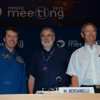 Foto Nicoloro G. 26/08/2015 Rimini Settima ed ultima giornata dell' edizione 2015 del Meeting di C.L. dal titolo ' Di che Ã¨ mancanza questa mancanza, cuore, che a un tratto ne sei pieno ? '. nella foto da sinistra l' astronauta Roberto Vittori, il docente di astrofisica Marco Bersanelli e l' astronomo Duccio Macchetto, che hanno partecipato ad un dibattito dal titolo 'Guardare lontano: la nostalgia delle stelle?.