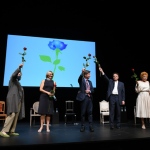 Foto Nicoloro G.   14/06/2021   Milano     Edizione 2021 de La Milanesiana con una serata dedicata alla figura del regista Giorgio Strehler a 100 anni dalla nascita. nella foto il gruppo degli intervenuti alla serata con la tradizionale rosa de La Milanesiana.