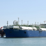 08/04/2025   Ravenna   Giornata di apertura dell\' edizione 2025 dell\' OMC - Offshore Mediterranean Conference. nella foto la nave rigassificatrice BW Singapore ormeggiata a 8,5 chilometri al largo di Ravenna.