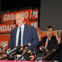 Foto Nicoloro G. 30/05/2011 Milano I risultati del ballottaggio per l\' elezione del sindaco a Milano hanno dato per vincitore l\' avvocato Giuliano Pisapia. Il neo sindaco ha incontrato i suoi sostenitori nel teatro dell\' Elfo che e\' stata sede del suo comitato elettorale. nella foto Giuliano Pisapia