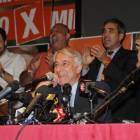 Foto Nicoloro G. 30/05/2011 Milano I risultati del ballottaggio per l\' elezione del sindaco a Milano hanno dato per vincitore l\' avvocato Giuliano Pisapia. Il neo sindaco ha incontrato i suoi sostenitori nel teatro dell\' Elfo che e\' stata sede del suo comitato elettorale. nella foto Giuliano Pisapia ai microfoni di radio e TV