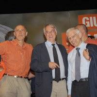 Foto Nicoloro G. 30/05/2011 Milano I risultati del ballottaggio per l' elezione del sindaco a Milano hanno dato per vincitore l' avvocato Giuliano Pisapia. Il neo sindaco ha incontrato i suoi sostenitori nel teatro dell' Elfo che e' stata sede del suo comitato elettorale. nella foto Giuliano Pisapia