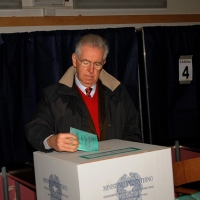 Foto Nicoloro G. 24/02/2013 Milano Elezioni politiche del 24 e 25 febbraio 2013. Il presidente del Consiglio Mario Monti vota nella scuola di Piazza Sicilia. nella foto Mario Monti 